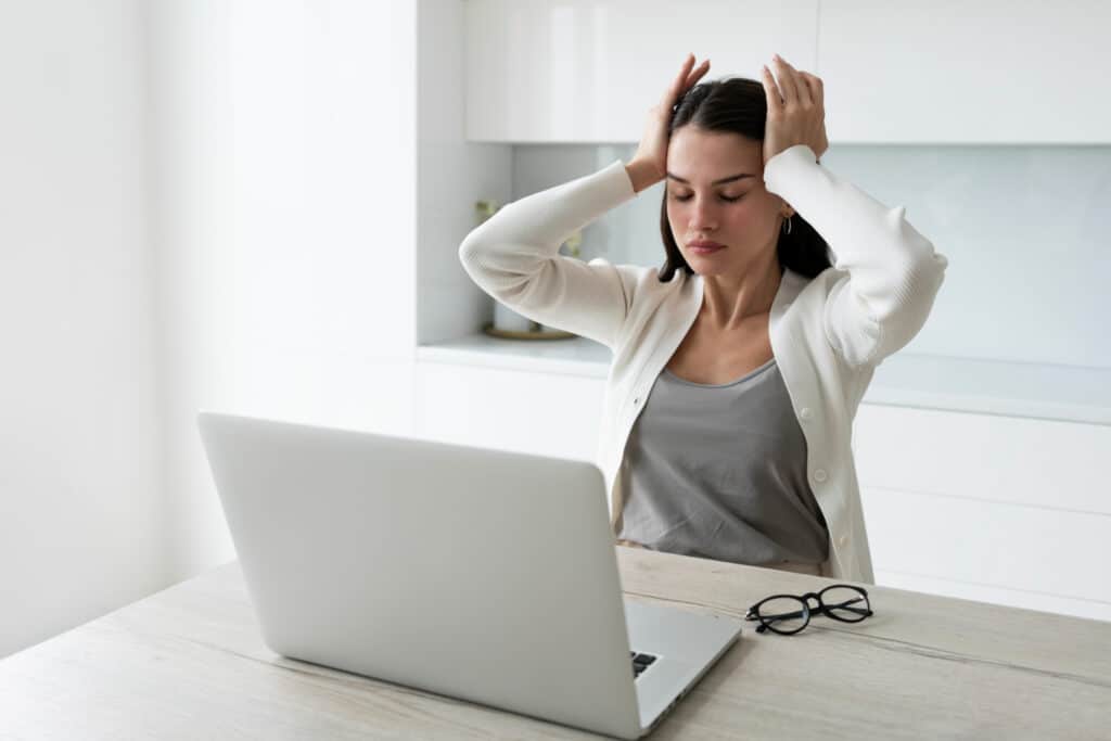 Mulher estressada no trabalho