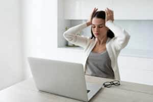 Mulher estressada no trabalho